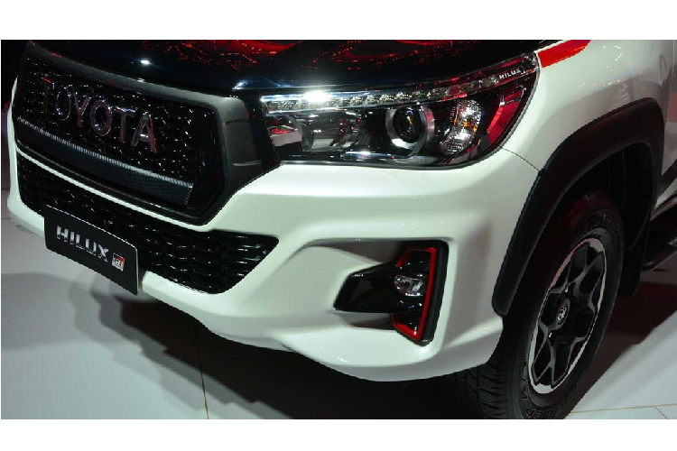 Chủ tịch Toyota Gazoo Racing, Shigeki Tomoyama, bên cạnh đó đã gợi ý về một phiên bản GR trên Hilux với cảm hứng được lấy từ phiên bản đường đua của chiếc bán tải tại Dakar Rally.