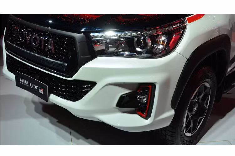 Chủ tịch Toyota Gazoo Racing, Shigeki Tomoyama, bên cạnh đó đã gợi ý về một phiên bản GR trên Hilux với cảm hứng được lấy từ phiên bản đường đua của chiếc bán tải tại Dakar Rally.