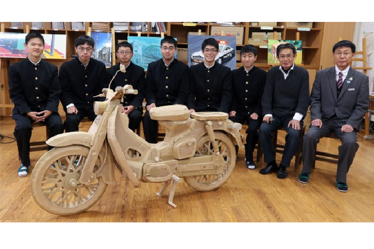 Dự án Honda Super Cub bằng bìa này xứng đáng được coi là một tác phẩm nghệ thuật, và càng làm người ta thêm ngưỡng mộ khi ra đời dưới bàn tay của những thiếu niên trẻ tuổi.