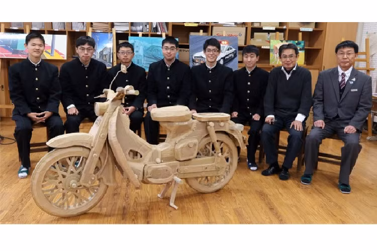 Dự án Honda Super Cub bằng bìa này xứng đáng được coi là một tác phẩm nghệ thuật, và càng làm người ta thêm ngưỡng mộ khi ra đời dưới bàn tay của những thiếu niên trẻ tuổi.