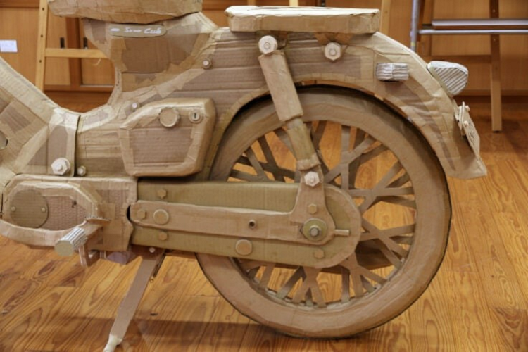 Chiếc xe này là một sản phẩm đáng tự hào của nhóm học sinh và khiến nhiều người khâm phục. Tuyệt hơn nữa, các em học sinh đã thu thập đống bìa cừng để làm nên chiếc xe máy từ phế liệu bỏ đi và những chương trình tái chế. Nói một cách khác, đây chính xác là chiếc Honda Super Cub “vì môi trường” đúng nghĩa nhất trên đời.