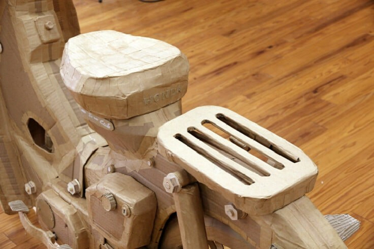 Trong khi phần lớn chiếc xe Honda Cub huyền thoại này đều được làm bằng bìa cứng, bộ khung xe cũng có một vài phần nhỏ được làm bằng gỗ, và sợi dây đàn piano làm dây ga để giúp mọi thứ trở nên cứng cáp và chân thực hơn.