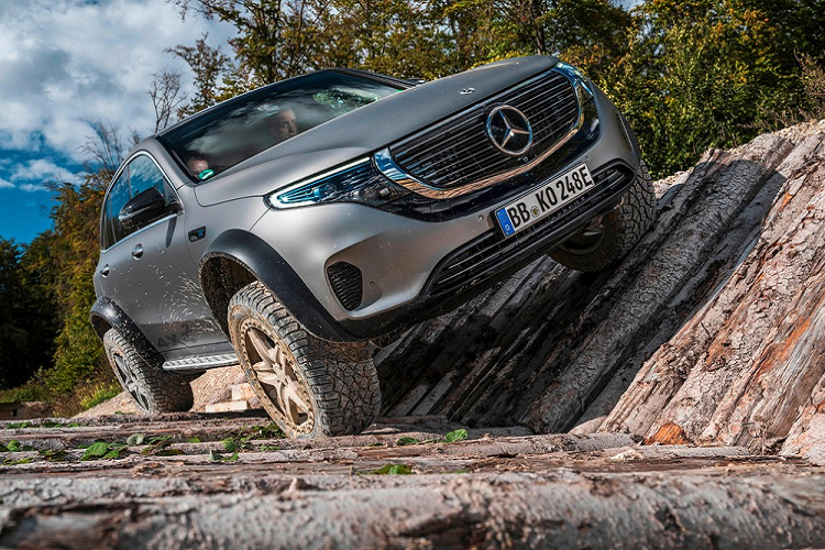 Là một mẫu xe điện lặng tiếng, Mercedes-Benz EQC 4x4² có trang bị hệ thống âm thanh nền riêng. Cụ thể, hệ thống này sẽ cung cấp những hiệu ứng âm thanh đa dạng tương ứng với hành vi điều khiển của người lái như đỗ xe, kích hoạt tính năng, đồng thời cũng tạo nên một trải nghiệm lái nhiều cảm xúc hơn. Hơn nũa, hệ thống âm thanh đặc thù này còn bị ảnh hưởng bởi các yếu tố như tốc độ và vị trí của chân ga. Ngoài ra, xe còn thiết bị tạo tiếng ồn bên ngoài, với đèn pha được sử dụng làm loa ngoài mà nhà sản xuất gọi đơn giản là “loa đèn”.