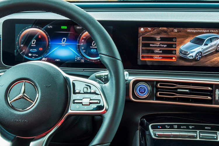 So sánh với EQC 400 4Matic, các góc tiếp cận/khởi hành/vượt đỉnh tăng lên thành 31,8/33/24,2 độ so sánh với 20,6/20/11,6 độ của mẫu xe tiêu chuẩn. Bán kính quay đầu xe nhỏ được duy trì nhờ vào hệ thống trục trước 4 liên kết bất chấp bộ la-zăng lớn lớn 20 inch.