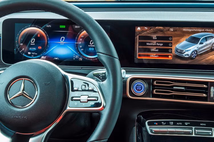 So sánh với EQC 400 4Matic, các góc tiếp cận/khởi hành/vượt đỉnh tăng lên thành 31,8/33/24,2 độ so sánh với 20,6/20/11,6 độ của mẫu xe tiêu chuẩn. Bán kính quay đầu xe nhỏ được duy trì nhờ vào hệ thống trục trước 4 liên kết bất chấp bộ la-zăng lớn lớn 20 inch.