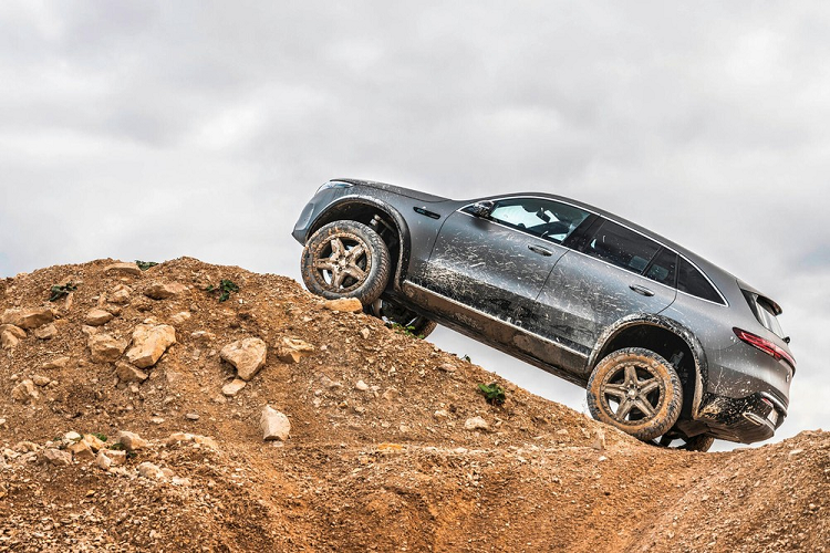 SUV điện Mercedes-Benz EQC 4x4² có thể đương đầu đủ dạng địa hình thử thách. Đáng tiếc EQC 4x4² chỉ mang vai trò nghiên cứu và không được đưa vào sản xuất thương mại