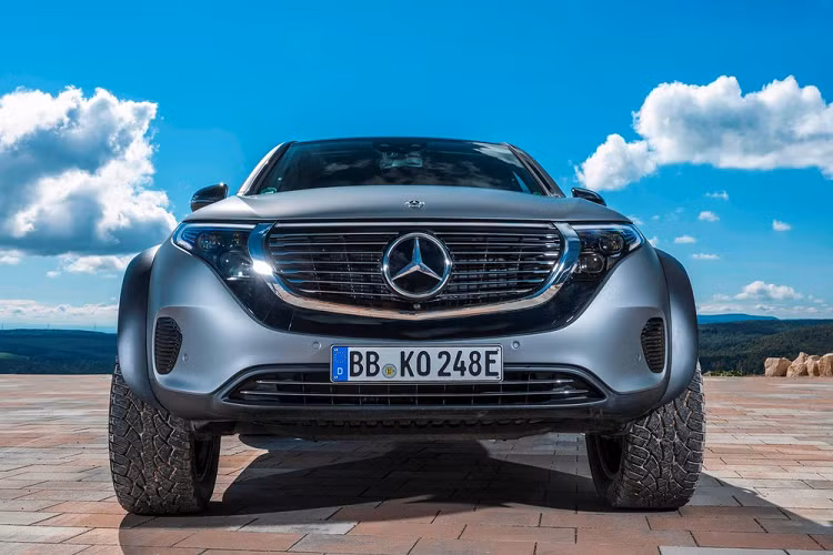 Theo sau hai mẫu concept G500 4x4² và E400 All-Terrain 4×4², EQC 4x4² mới trở thành thành viên thứ ba của gia đình Mercedes-Benz 4x4². Thông qua nghiên cứu này, Mercedes-Benz muốn cho mọi người thấy rằng dù họ lựa chọn lối sống ra sao thì cũng có một mẫu xe điện tân tiến phù hợp cho họ.