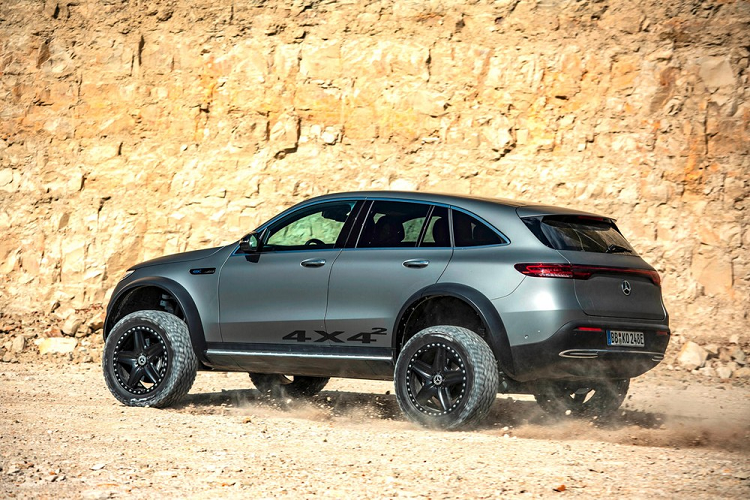Mercedes-Benz EQC 4x4² chạy điện có vòm bánh lớn, đồng thời hệ thống treo nâng cao khiến nó cao hơn gần 20 cm so với EQC tiêu chuẩn. Khoảng sáng gầm và độ lội nước sau cũng đều được tăng lên khoảng 15 cm. Chiếc xe đạt được những con số này nhờ lắp đặt các trục cổng đa liên kết, theo đó các bánh xe được đặt ở vị trí thấp hơn nhiều so với tâm trục.