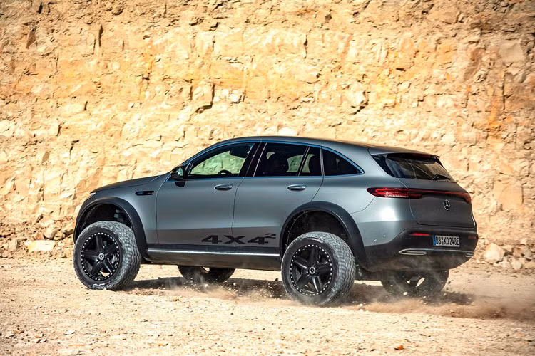 Mercedes-Benz EQC 4x4² chạy điện có vòm bánh lớn, đồng thời hệ thống treo nâng cao khiến nó cao hơn gần 20 cm so với EQC tiêu chuẩn. Khoảng sáng gầm và độ lội nước sau cũng đều được tăng lên khoảng 15 cm. Chiếc xe đạt được những con số này nhờ lắp đặt các trục cổng đa liên kết, theo đó các bánh xe được đặt ở vị trí thấp hơn nhiều so với tâm trục.