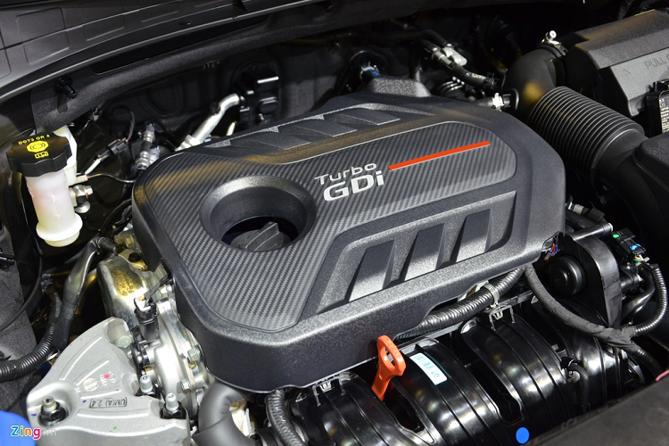 Tại Singapore, Kia Sorento có 2 phiên bản động cơ bao gồm GDI I4 2.4L cho công suất tối đa 185 mã lực tại 6.000 vòng/phút và mô-men xoắn 241 Nm tại 4.000 vòng/phút, đi kèm hộp số tự động 6 cấp. Phiên bản còn lại là động cơ diesel TCI 4 xy-lanh 2.2L, sản sinh công suất 200 mã lực và mô-men xoắn 441 Nm.