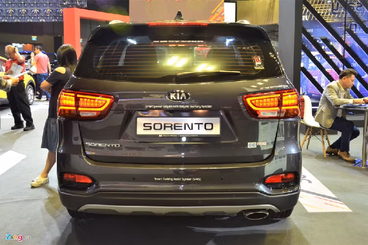 Ở phía sau, cụm đèn hậu dạng LED được tạo hình 3D cuốn hút hơn, hệ thống ống xả đơn đặt bên phải. Cản va sau với những đường gờ lớn tạo nên sự khỏe khoắn. 