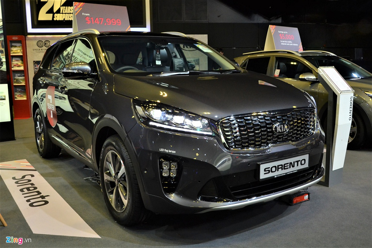 Tại đảo quốc sư tử, giá xe Kia Sorento 2020 facelift bán ra từ 109.700 USD (tương đương khoảng hơn 2,3 tỷ đồng). Mẫu SUV này được hy vọng sẽ về Việt Nam trong năm 2020. Hiện tại, Kia Sorento phiên bản cũ đang được bán với giá từ 800 triệu đồng.
