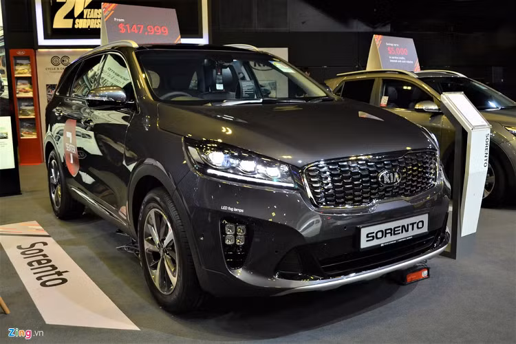 Tại đảo quốc sư tử, giá xe Kia Sorento 2020 facelift bán ra từ 109.700 USD (tương đương khoảng hơn 2,3 tỷ đồng). Mẫu SUV này được hy vọng sẽ về Việt Nam trong năm 2020. Hiện tại, Kia Sorento phiên bản cũ đang được bán với giá từ 800 triệu đồng.