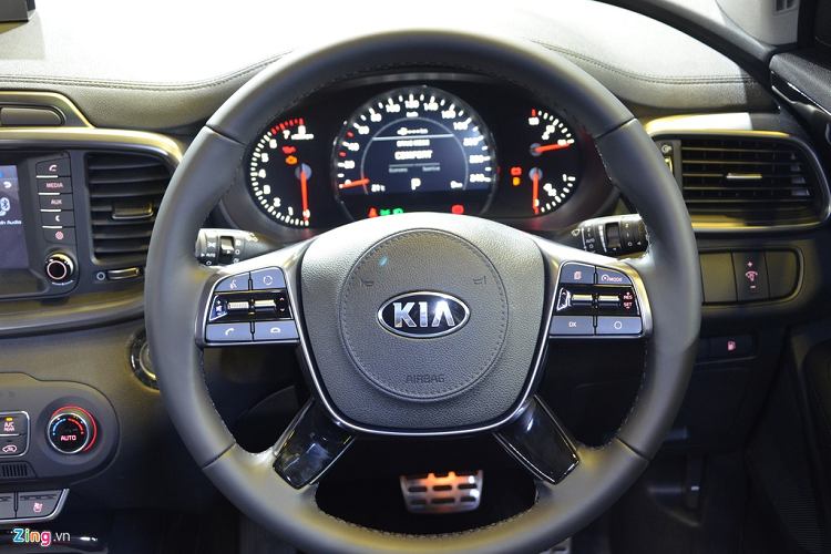 Xe còn sở hữu vô-lăng mới 4 chấu bọc da, ốp kim loại, các nút điều chỉnh ở bảng điều khiển cũng được tinh chỉnh lại. 
