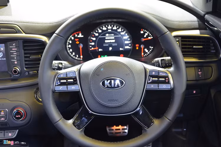 Xe còn sở hữu vô-lăng mới 4 chấu bọc da, ốp kim loại, các nút điều chỉnh ở bảng điều khiển cũng được tinh chỉnh lại. 