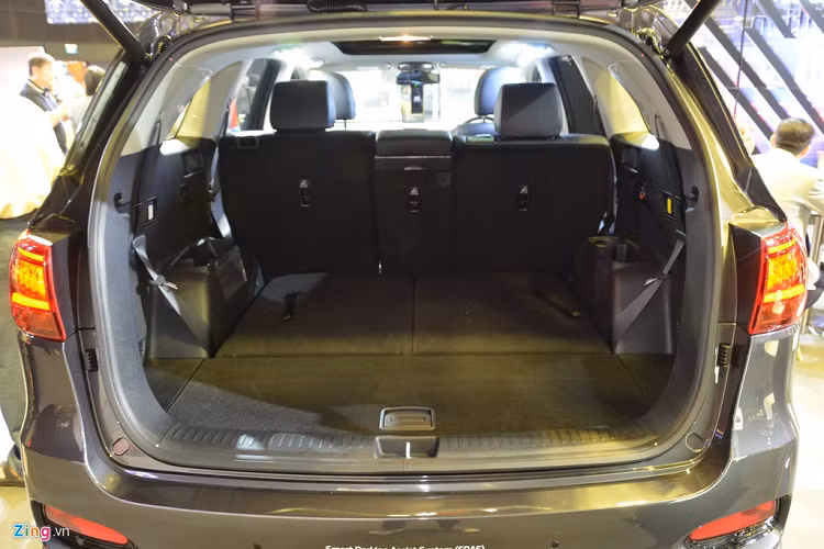 Kia Sorento sở hữu không gian nội thất rộng rãi với ba hàng ghế tiêu chuẩn, cung cấp đủ chỗ ngồi cho 7 hành khách. Hàng ghế thứ hai của xe được phân chia theo tỷ lệ 40/20/40 và hàng ghế thứ ba chia 50/50, giúp lái xe có thể gập gọn khi không dùng đến. 