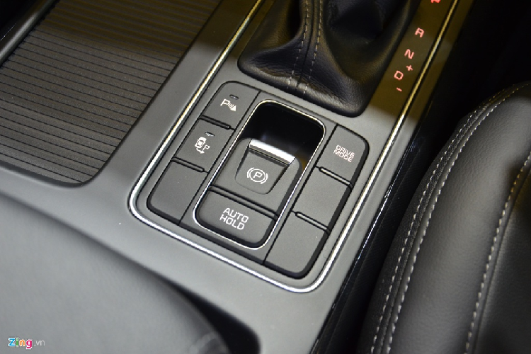 Kia Sorento facelift được trang bị các tính năng an toàn như hỗ trợ giữ làn đường, kiểm soát hành trình thông minh với cảnh báo va chạm phía trước, cảnh báo điểm mù, đèn góc cua tự động và cảnh báo hành khách ra vào xe. 