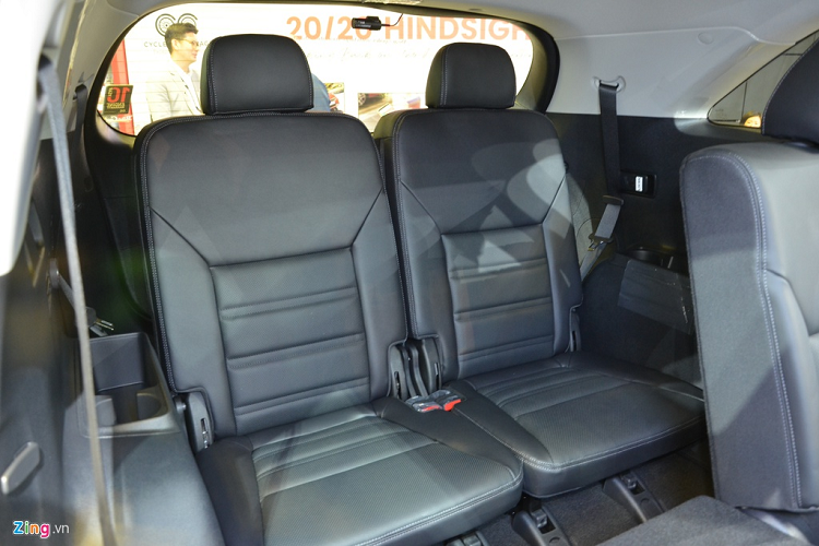 Toàn bộ ghế ngồi bọc da cao cấp, chỉnh điện, sưởi ấm và thông gió trên hàng ghế trước. Cửa sổ trời toàn cảnh, cửa gió điều hòa riêng biệt cho khoang sau. 