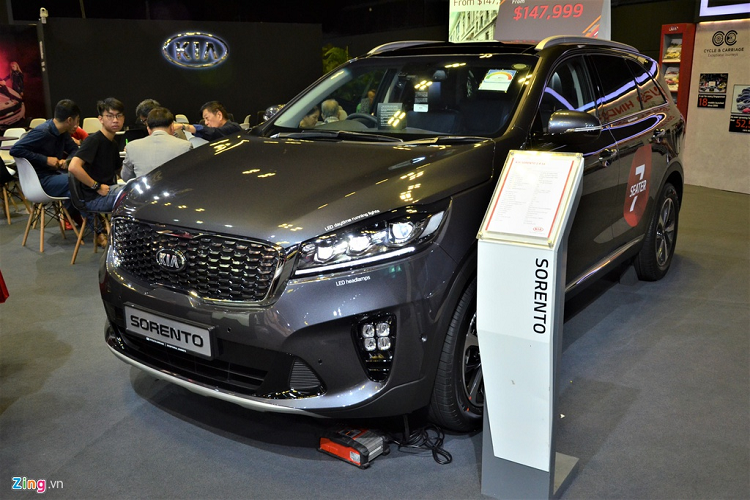 Bên cạnh mẫu xe hoàn toàn mới Seltos, Kia còn mang đến Singapore Motorshow 2020 chiếc Sorento bản facelift. Kia Sorento 2020 facelift đã có mặt tại hầu hết thị trường Đông Nam Á từ cách đây hơn một năm. Tuy nhiên, thị trường Việt Nam vẫn đang phân phối phiên bản cũ. 