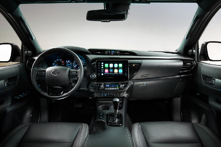 Nội thất của Hilux facelift không quá khác biệt với đời trước. Tuy nhiên, xe vẫn sở hữu một số nâng cấp đáng giá như bảng đồng hồ thiết kế mới, đi kèm màn hình 4,2 inch đa thông tin. Màn hình thông tin giải trí cảm ứng kích thước 8 inch hỗ trợ kết nối Apple CarPlay/Android Auto và dàn âm thành 9 loa của JBL.