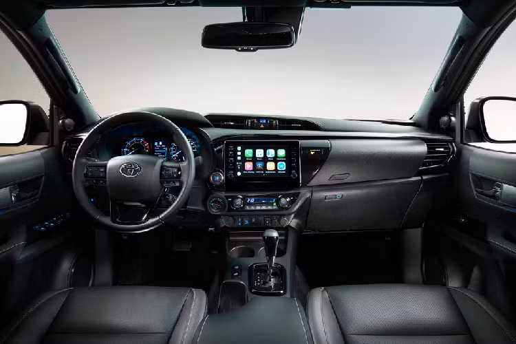 Nội thất của Hilux facelift không quá khác biệt với đời trước. Tuy nhiên, xe vẫn sở hữu một số nâng cấp đáng giá như bảng đồng hồ thiết kế mới, đi kèm màn hình 4,2 inch đa thông tin. Màn hình thông tin giải trí cảm ứng kích thước 8 inch hỗ trợ kết nối Apple CarPlay/Android Auto và dàn âm thành 9 loa của JBL.