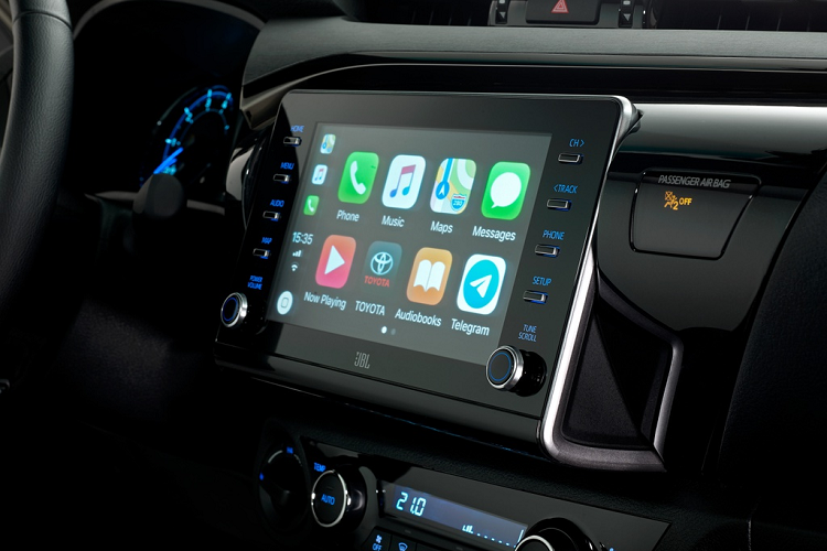 Ngoài ra, xe còn được trang bị hệ thống kết nối T-Connect, khởi động bằng nút bấm và khởi động xe từ xa. Toàn bộ nội thất bọc da màu đen, hàng ghế trước chỉnh điện, ghế lái chỉnh điện 8 hướng và hàng ghế sau được trang bị cửa gió điều hòa.