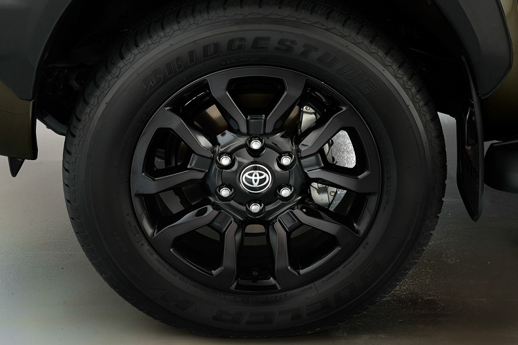 Bên cạnh đó, Hilux 2020 còn có tùy chọn động cơ diesel tăng áp 2.4L (150 mã lực, mô-men xoắn 400 Nm) và bản động cơ xăng 2.7L (166 mã lực, mô-men xoắn 245 Nm). Cả 2 phiên bản đều đi kèm hệ dẫn động một cầu hoặc 2 cầu.