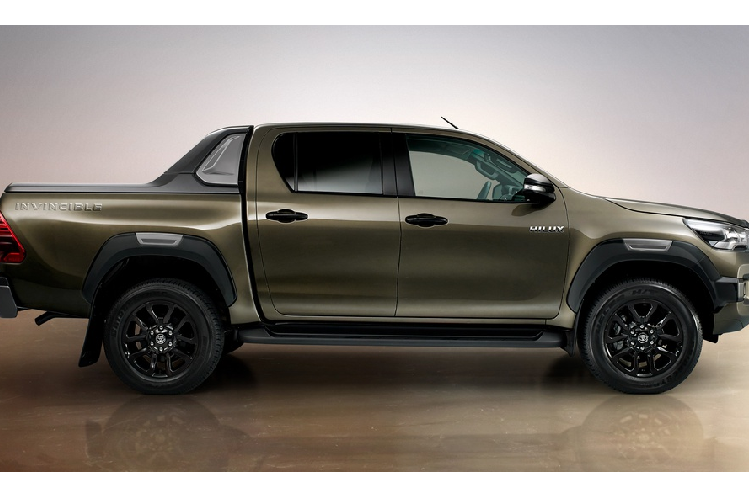 Toyota Hilux 2020 được trang bị bộ mâm hợp kim kích thước 18 inch. Dù được mở rộng đôi chút, vòm bánh xe trên Hilux mới vẫn chưa thực sự hầm hố hơn các đối thủ. Do đó, Toyota tại Thái Lan cung cấp thêm phiên bản Rocco với cản va trước, vòm bánh xe có thêm ốp bảo vệ bằng nhựa đen đi kèm bộ mâm 18 inch mới và bộ lốp địa hình chuyên dụng.