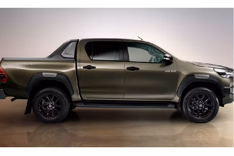 Toyota Hilux 2020 được trang bị bộ mâm hợp kim kích thước 18 inch. Dù được mở rộng đôi chút, vòm bánh xe trên Hilux mới vẫn chưa thực sự hầm hố hơn các đối thủ. Do đó, Toyota tại Thái Lan cung cấp thêm phiên bản Rocco với cản va trước, vòm bánh xe có thêm ốp bảo vệ bằng nhựa đen đi kèm bộ mâm 18 inch mới và bộ lốp địa hình chuyên dụng.