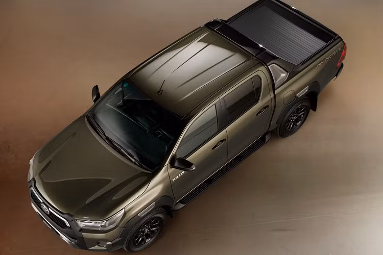 Về an toàn, Hilux 2020 được trang bị gói Toyota Safety Sense tương tự Fortuner. Gói này gồm hệ thống cảnh báo trước va chạm, kiểm soát hành trình thích ứng, cảnh báo tốc độ, cảnh báo lệch làn đường.