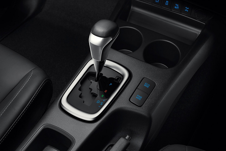 Động cơ trên Hilux 2020 được chia sẻ với Fortuner mới, động cơ diesel tăng áp 2.8L sản sinh công suất 204 mã lực và mô-men xoắn 500 Nm. Động cơ này mạnh hơn động cơ trên phiên bản hiện hành (177 mã lực/450 Nm). Đi kèm với động cơ mới là hộp số sàn 6 cấp hoặc số tự động 6 cấp.