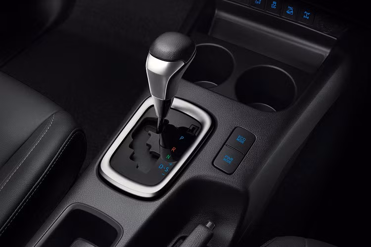 Động cơ trên Hilux 2020 được chia sẻ với Fortuner mới, động cơ diesel tăng áp 2.8L sản sinh công suất 204 mã lực và mô-men xoắn 500 Nm. Động cơ này mạnh hơn động cơ trên phiên bản hiện hành (177 mã lực/450 Nm). Đi kèm với động cơ mới là hộp số sàn 6 cấp hoặc số tự động 6 cấp.