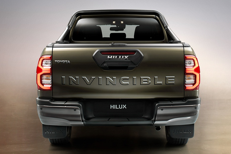 Tại Thái Lan, giá xe Toyota Hilux 2020 từ 17.200 USD đến 39.200 USD cho 17 phiên bản. Theo một nguồn tin của Zing, Hilux 2020 sẽ được Toyota mang về Việt Nam vào cuối năm nay. Phiên bản nâng cấp là cần thiết cho Hilux ngay lúc này vì mẫu bán tải của Toyota vừa bị Mitsubishi Triton vượt mặt về doanh số. Tại Việt Nam, đối thủ chính của Hilux là Ford Ranger và Mitsubishi Triton.