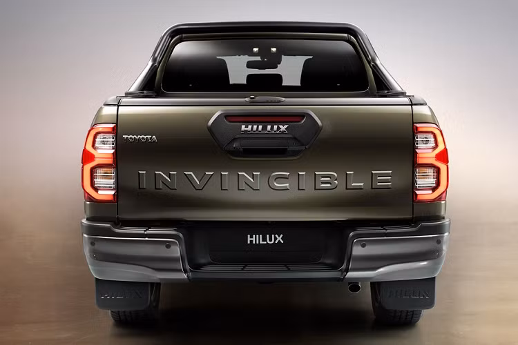 Tại Thái Lan, giá xe Toyota Hilux 2020 từ 17.200 USD đến 39.200 USD cho 17 phiên bản. Theo một nguồn tin của Zing, Hilux 2020 sẽ được Toyota mang về Việt Nam vào cuối năm nay. Phiên bản nâng cấp là cần thiết cho Hilux ngay lúc này vì mẫu bán tải của Toyota vừa bị Mitsubishi Triton vượt mặt về doanh số. Tại Việt Nam, đối thủ chính của Hilux là Ford Ranger và Mitsubishi Triton.