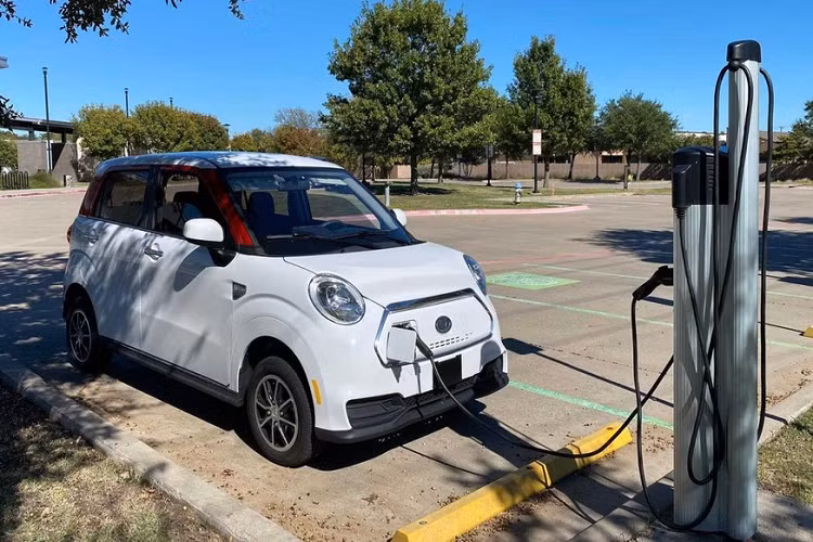 Nhờ đó, Kandi K23 có phạm vi hoạt động 179 km và tốc độ tối đa 113 km/h. Thời gian sạc pin của mẫu xe này là 7,5 tiếng đồng hồ.