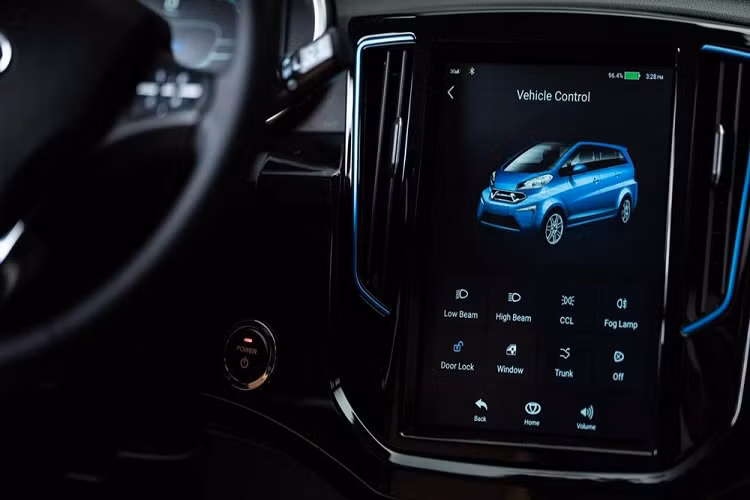 Nguồn cung cấp sức mạnh cho Kandi K27 là mô-tơ điện có công suất tối đa 61 mã lực. Động cơ kết hợp với hệ dẫn động cầu trước và cụm pin 17,69 kWh, cho phép xe chạy hết quãng đường 95 km đồng thời đạt vận tốc tối đa 101 km/h. Thời gian sạc pin cho mẫu xe điện này là 7 tiếng đồng hồ.