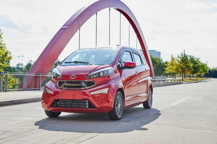 So với K27, Kandi K23 có kích thước lớn hơn đáng kể, bao gồm chiều dài 3.972 mm, rộng 1.638 mm, cao 1.623 mm, chiều dài cơ sở 2.649 mm và trọng lượng 1.340 kg. Không những thế, Kandi K23 còn được trang bị tốt hơn người anh em K27. Bên trong Kandi K23 cũng là không gian nội thất 4 chỗ nhưng rộng hơn và dùng màn hình cảm ứng 10 inch.