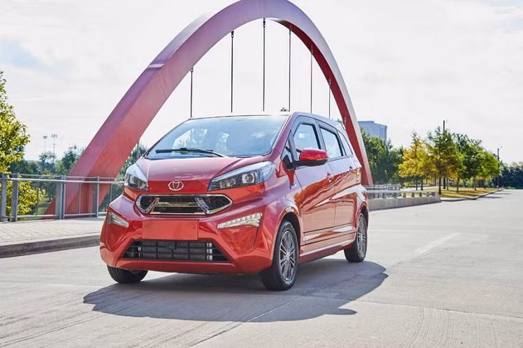 So với K27, Kandi K23 có kích thước lớn hơn đáng kể, bao gồm chiều dài 3.972 mm, rộng 1.638 mm, cao 1.623 mm, chiều dài cơ sở 2.649 mm và trọng lượng 1.340 kg. Không những thế, Kandi K23 còn được trang bị tốt hơn người anh em K27. Bên trong Kandi K23 cũng là không gian nội thất 4 chỗ nhưng rộng hơn và dùng màn hình cảm ứng 10 inch.