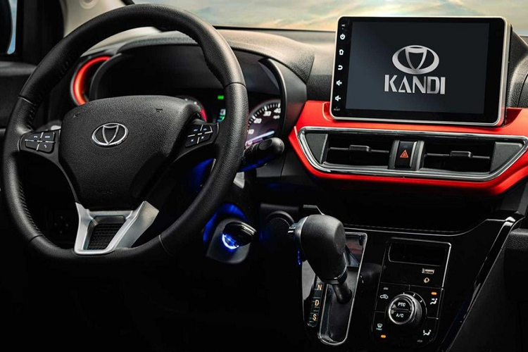 Bỏ ra số tiền trên, khách hàng Mỹ sẽ nhận về những chiếc ô tô điện khá nhỏ gọn. Theo đó, Kia K27 sở hữu chiều dài 3.460 mm, rộng 1.469 mm, cao 1.615 mm, chiều dài cơ sở 2.455 mm và trọng lượng 1.030 kg. Bên trong Kandi K27 là không gian nội thất 4 chỗ với màn hình thông tin giải trí 9 inch, nằm độc lập trên mặt táp-lô. Bên dưới màn hình này là 2 cửa gió điều hòa trung tâm và cụm điều khiển trung tâm với cần số và núm xoay chỉnh điều hòa.