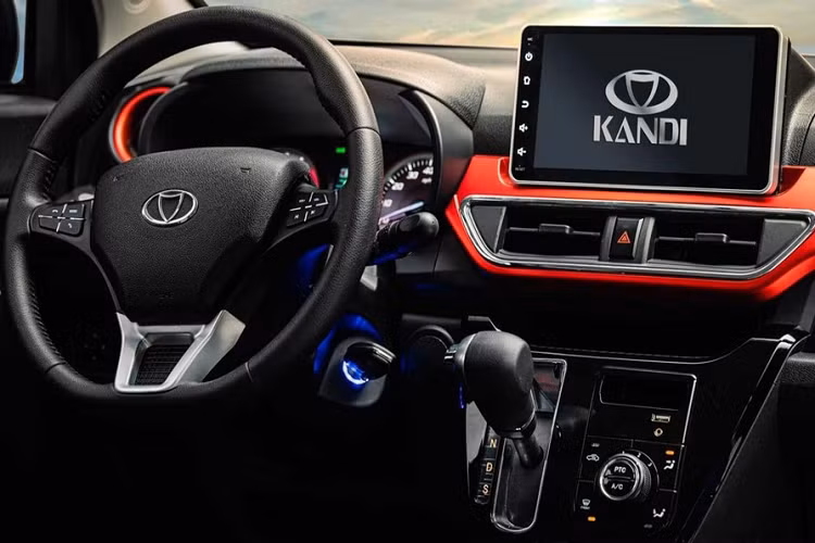 Bỏ ra số tiền trên, khách hàng Mỹ sẽ nhận về những chiếc ô tô điện khá nhỏ gọn. Theo đó, Kia K27 sở hữu chiều dài 3.460 mm, rộng 1.469 mm, cao 1.615 mm, chiều dài cơ sở 2.455 mm và trọng lượng 1.030 kg. Bên trong Kandi K27 là không gian nội thất 4 chỗ với màn hình thông tin giải trí 9 inch, nằm độc lập trên mặt táp-lô. Bên dưới màn hình này là 2 cửa gió điều hòa trung tâm và cụm điều khiển trung tâm với cần số và núm xoay chỉnh điều hòa.