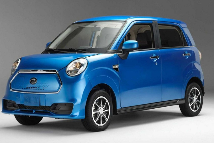 Tại thị trường Mỹ, Kandi K27 và K23 có một lợi thế lớn về giá bán. Theo đó, giá bán lẻ đề xuất của Kandi K27 là 20.499 USD hoặc 17.499 USD cho 1.000 khách hàng đầu tiên mua xe. Sau khi trừ ưu đãi thuế liên bang, Kandi K27 có giá chỉ còn 9.999 USD. Tuy nhiên, tại một số bang như Colorado, mẫu ô tô điện này sẽ được trừ thêm ưu đãi thuế của bang nên giảm giá xuống chỉ còn 5.999 USD (khoảng 140 triệu đồng).