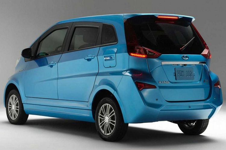 Thêm vào đó là những trang bị an toàn như hệ thống chống trộm, khóa cửa cảm biến tốc độ, hệ thống chống bó cứng phanh ABS, phân phối lực phanh điện tử EBD, cảnh báo chạy quá tốc độ, cảnh báo thắt dây an toàn, camera lùi, kết nối Bluetooth rảnh tay và 2 túi khí trước.