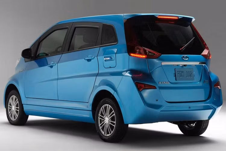 Thêm vào đó là những trang bị an toàn như hệ thống chống trộm, khóa cửa cảm biến tốc độ, hệ thống chống bó cứng phanh ABS, phân phối lực phanh điện tử EBD, cảnh báo chạy quá tốc độ, cảnh báo thắt dây an toàn, camera lùi, kết nối Bluetooth rảnh tay và 2 túi khí trước.