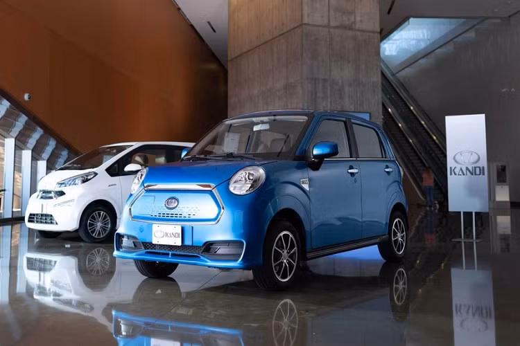 Kandi Technologies Group là công ty chuyên sản xuất pin và ôtô điện đến từ Trung Quốc. Đặt trụ sở chính tại thành phố Kim Hoa, tỉnh Chiết Giang, Trung Quốc, Kandi có cả chi nhánh tại Mỹ. Vào hồi tháng 8 năm nay, Kandi đã giới thiệu 2 mẫu ôtô điện có tên K27 và K23 tại thị trường Mỹ. Đến nay, 2 mẫu Kandi K27 2021 mới được Cơ quan bảo vệ môi trường Mỹ (EPA) duyệt để bày bán tại thị trường này.