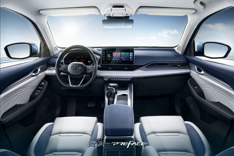 Cụm cần số của xe có thiết kế giống như trên các mẫu xe của Audi. Hệ thống nút chỉnh HVAC đặt ngay dưới khe gió trung tâm. Preface còn sở hữu hệ thống loa Bose công suất lớn và ghế bọc da.