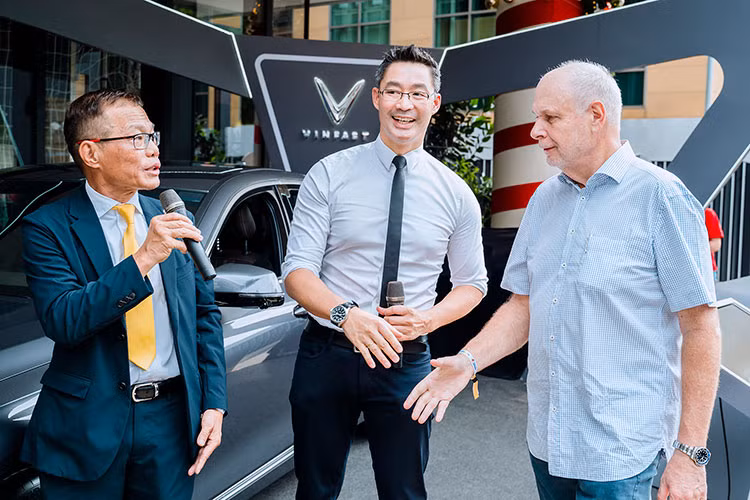 Ông Philipp Rösler từng giữ chức Phó Thủ tướng kiêm Bộ trưởng Kinh tế và Công nghệ trong Chính phủ của Thủ tướng Angela Merkel. Hiện ông đã về Việt Nam làm việc và đảm nhận vị trí Chủ tịch Hội đồng cố vấn Quỹ đầu tư mạo hiểm VinaCapital Ventures.