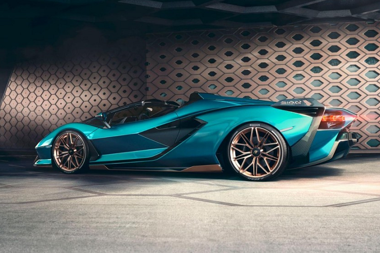 Nhờ đó, Lamborghini Sián mui trần sở hữu công suất tổng cộng 808 mã lực và có thể tăng tốc từ vị trí xuất phát lên 100 km/h trong thời gian chỉ 2,8 giây trước khi đạt vận tốc tối đa 350 km/h. Không chỉ làm dài danh mục sản phẩm các mẫu xe hypercar bằng việc cho ra mắt Lamborghini Sián Roadster, hãng siêu xe Lamborghini còn mở ra cuộc chạy đua mới trong phân khúc siêu xe triệu đô hybrid cùng với đối thủ không đội trời chung là Ferrari.