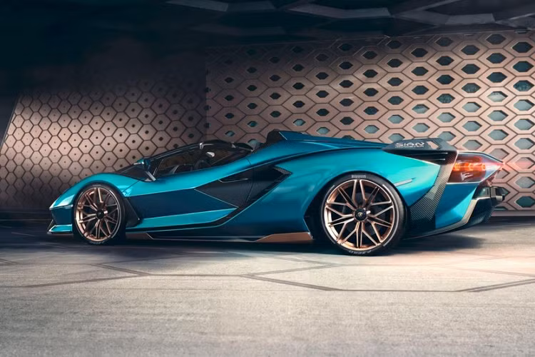 Nhờ đó, Lamborghini Sián mui trần sở hữu công suất tổng cộng 808 mã lực và có thể tăng tốc từ vị trí xuất phát lên 100 km/h trong thời gian chỉ 2,8 giây trước khi đạt vận tốc tối đa 350 km/h. Không chỉ làm dài danh mục sản phẩm các mẫu xe hypercar bằng việc cho ra mắt Lamborghini Sián Roadster, hãng siêu xe Lamborghini còn mở ra cuộc chạy đua mới trong phân khúc siêu xe triệu đô hybrid cùng với đối thủ không đội trời chung là Ferrari.