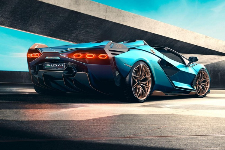Bên trong khoang lái của Lamborghini Sián Roadster có màn hình cảm ứng kích thước 8.3 inch giống với trang bị của siêu xe Huracan EVO hay Centenario. Màn hình này cũng sẽ giúp người lái kiểm soát toàn bộ chiếc xe của mình. Ghế ngồi thể thao trên xe với thiết kế ôm sát được bọc da, vật liệu Alcantara với phần lưng ghế ốp carbon.