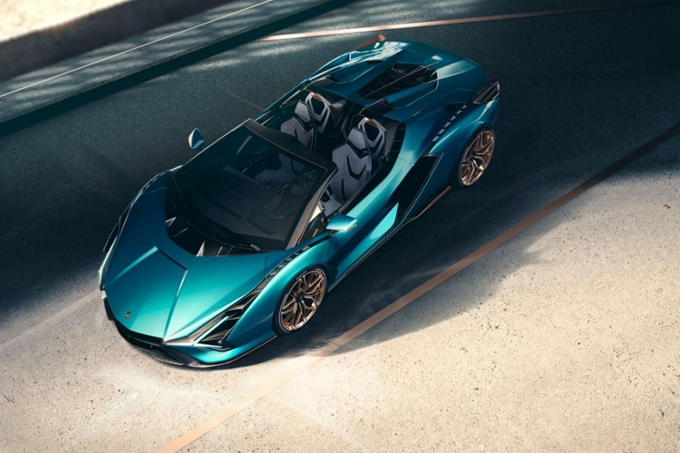 Nguồn cung cấp sức mạnh của Lamborghini Sián Roadster vẫn là khối động cơ xăng V12, hút khí tự nhiên, dung tích 6.5 lít quen thuộc lấy từ Lamborghini Aventador. Tuy nhiên, động cơ này lại được bổ sung van nạp mới, làm bằng titan, và tạo ra công suất tối đa 774 mã lực. Chưa hết, động cơ của Lamborghini Sián mui trần còn kết hợp với hệ thống mild hybrid sử dụng mô-tơ điện 48 V, tạo ra công suất 34 mã lực và được tích hợp vào hộp số.